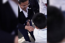 Aplicación de vacuna a menor.