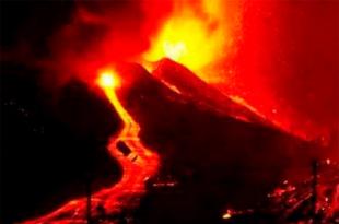 Tras varios días de temblores, el volcán entró en erupción el domingo a las 15:12 (hora local), arrojando fuego y ceniza