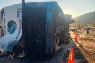 Vuelca autobús en Oaxaca, hay al menos 18 migrantes muertos y 30 heridos