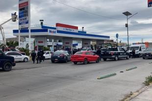 El policía se encontraba en la gasolinera cuando lo agredieron tipos desconocidos quienes se dieron a la fuga.