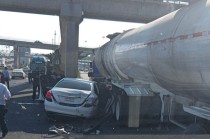 El accidente ocurrió en avenida Central y Primero de Mayo, cuando una pipa de doble remolque presuntamente se pasó un semáforo en rojo; bomberos y servicios de emergencia acudieron al lugar.