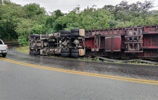 #Tejupilco: Vuelca tráiler cargado de cemento