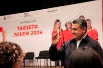 Presidente Municipal, entrega tarjeta joven 2024