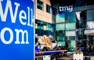 Camioneta impacta contra edificio del diario “De Telegraaf” en Holanda