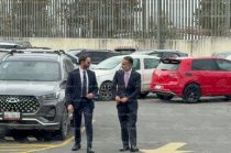 Fernando Flores Fernández continuará al frente del Ayuntamiento de Metepec mientras enfrenta en libertad el proceso penal por presunto abuso de autoridad y lesiones.