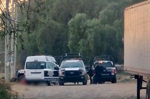 Una unidad de la Policía de Género llegó al sitio, lo que sugiere que una de las víctimas podría ser mujer.