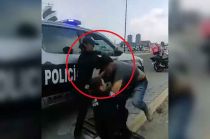 #Video: Borracho golpea y patea a mujeres policías, en #Puebla