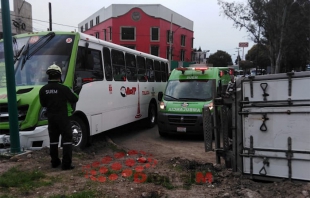 Toluca: Vuelca camioneta y causa choque de autobús