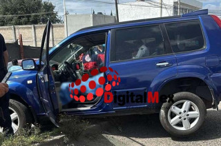 Según los primeros indicios, el conductor, quien viajaba en una Nissan X-Trail azul marino con placas PAP-670-A, habría sufrido un infarto.