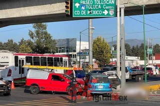 La víctima, que viajaba a bordo de un Chevrolet Chevy color azul con placas NWH-4038 del Estado de México, perdió la vida tras el impacto.