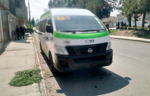 Abandonan combi con dos cuerpos en La Paz