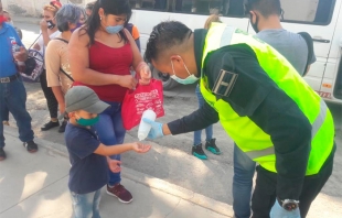 Policías de #Chimalhuacán le entran a sanitizar el transporte