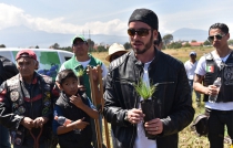 Rueda y reforesta José Cottolenc del PVEM con motociclistas