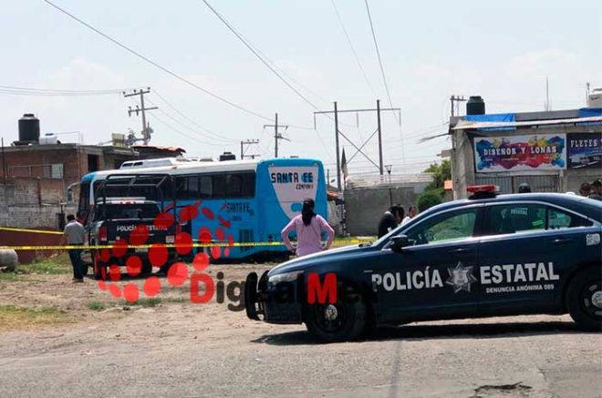 Encuentran a mujer muerta en maletero de autobús, en Toluca
