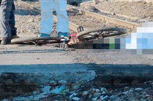 El operador del camión blanco escapó del lugar; paramédicos del SUEM confirmaron el fallecimiento y la Fiscalía del Estado de México realizó diligencias y levantó el cuerpo.