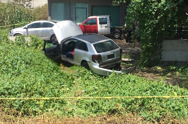 El conductor del Audi color gris perdió el control y se impactó contra un muro de contención