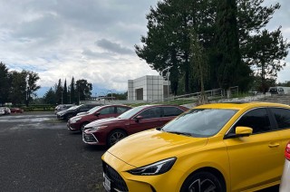 La Asociación Mexicana de Distribuidores de Automóviles (AMDA) en el Estado de México alertó que si el país responde con “aranceles espejo”, los precios de los vehículos en el mercado local invariablemente aumentarán.