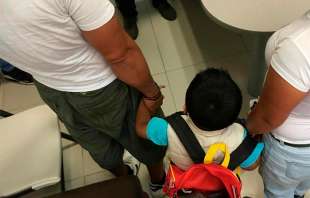 Fueron sorprendidos vendiendo droga y utilizando a un niño de tres años de edad para transportarla en su mochila