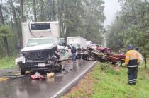 El choque fue de frente entre una camioneta Ford Ranger y una camioneta repartidora de hielo. 
