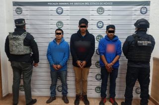 Los detenidos intentaron huir en un vehículo identificado por autoridades tras varios robos registrados en casetas de peaje de la autopista Toluca-Zitácuaro.