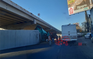 Vuelca tráiler con abarrotes en la México-Toluca