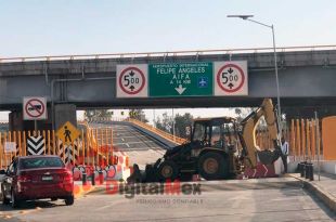 A la altura de Puente de Fierro, hay una máquina pesada obstruyendo el paso.