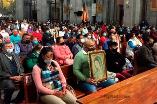 Esmeralda Domínguez, llegó acompañada de su hija y esposo para pedir a la morenita del Tepeyac por la salud de su suegro