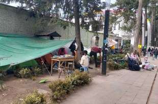 Basura, ambulantaje y casas de campaña en las inmediaciones del Hospital del Niño