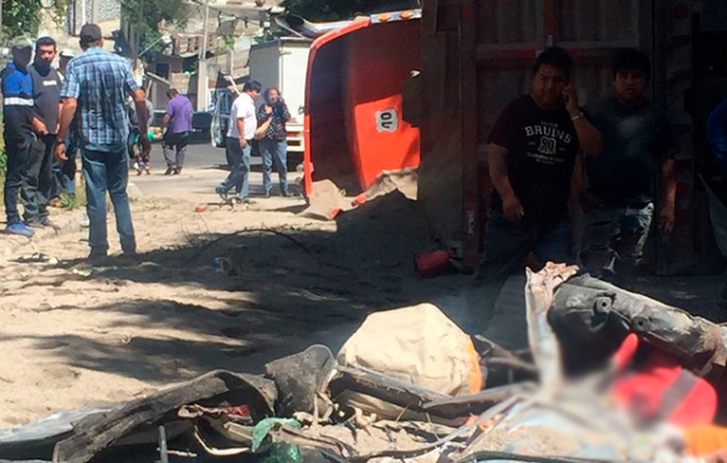 Dos muertos al caer un tráiler sobre auto compacto en La Marquesa-Huixquilucan