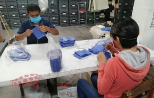 #SanMateoAtenco: Cambian elaboración de zapatos por cubrebocas y mascarillas de acetato