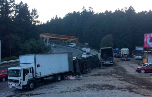 Vuelca tráiler con agua embotellada en la México-Toluca; entorpecida circulación