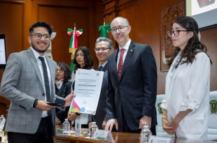 En la Sala “Benito Juárez García” del Edificio de Rectoría, Barrera Díaz comentó que este acto es motivo de gran orgullo para la Autónoma mexiquense.