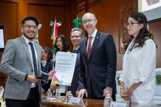 En la Sala “Benito Juárez García” del Edificio de Rectoría, Barrera Díaz comentó que este acto es motivo de gran orgullo para la Autónoma mexiquense.