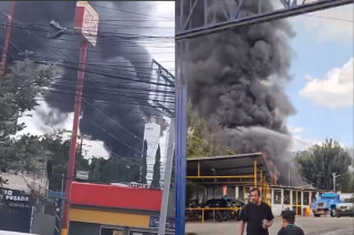 La densa columna de humo se elevó tras el incendio en una fábrica de pinturas