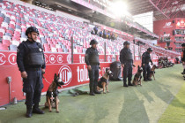 Elementos de seguridad vigilan el interior del estadio Nemesio Diez