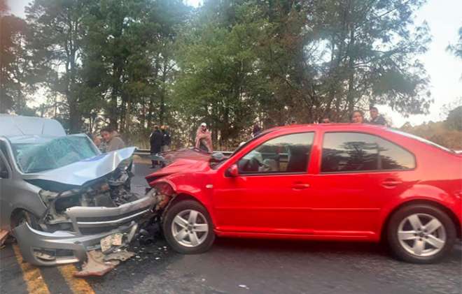 El aparatoso impacto se registró, sobre la carretera federal 134, en su tramo Toluca-Ciudad Altamirano