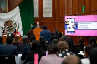 Mariano Camacho durante el foro “Sin enredos, l@s niñ@s sin redes”, donde presentó su propuesta para limitar el uso de redes sociales entre menores de edad en el Estado de México.