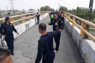 #Ecatepec: ¡Policía heroína! Impide que joven embarazada se lance al vacío