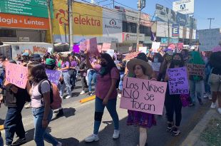 Decenas de mujeres marchan en este Día Internacional de la Mujer desde el Puente de Fierro, en Ecatepec.