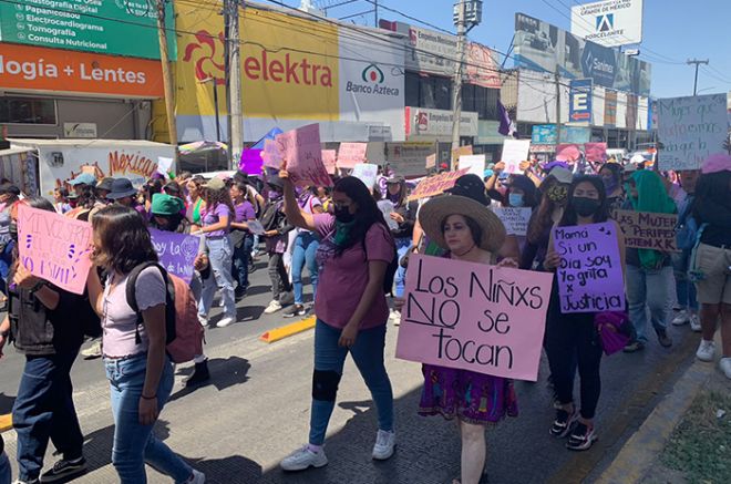 Decenas de mujeres marchan en este Día Internacional de la Mujer desde el Puente de Fierro, en Ecatepec.