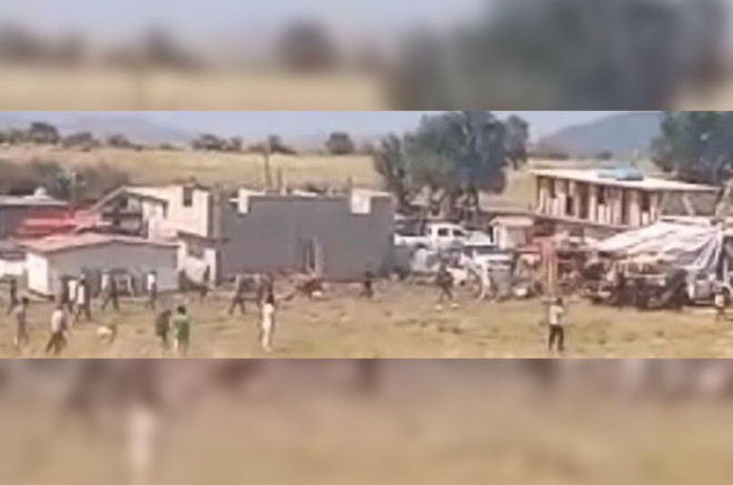 Como saldo preliminar, se reporta al menos una persona lesionada y dos camionetas incendiadas, una de ellas presuntamente perteneciente al Gobierno Federal.