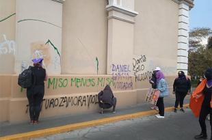 También hicieron pintas en el edificio central de rectoría