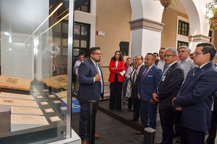 La exposición reúne documentos históricos de 1743 a 2010 y permanecerá abierta hasta el 16 de octubre en el Palacio de Gobierno, con entrada gratuita.
