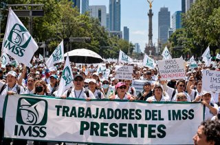 Trabajadores inconformes mantienen la convocatoria a la megamarcha nacional del 30 de octubre pese a los 12 compromisos anunciados por el IMSS.