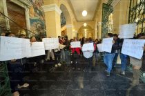 Integrantes del SUTESUAEM se manifestaron frente a Rectoría de la UAEMéx para exigir la restitución del anticipo de aguinaldo y mejores condiciones salariales.