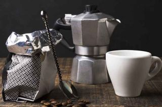 No limpiar tu cafetera italiana puede promover el crecimiento de moho.