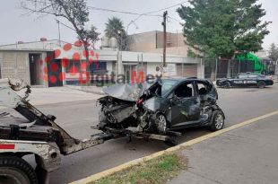 El vehículo Ibiza quedó completamente destrozado tras impactar un árbol.