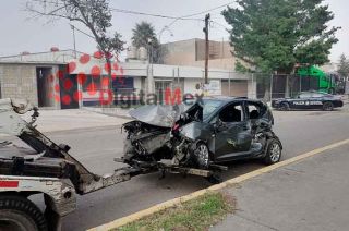 El vehículo Ibiza quedó completamente destrozado tras impactar un árbol.