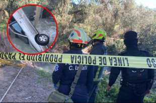 Autoridades municipales realizan maniobras para rescatar el vehículo y al conductor en Cuautitlán Izcalli