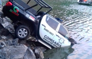 Chocan taxi y patrulla en Valle de Bravo; ésta cayó al agua